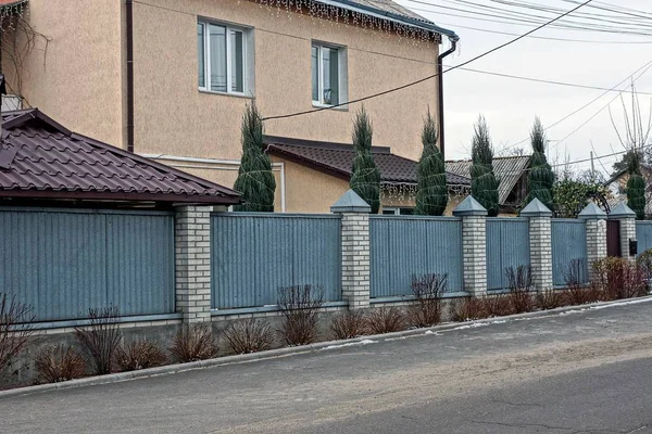Part Fence Gray Metal Brick Closed Brown Door Winter Street — Stock Photo, Image