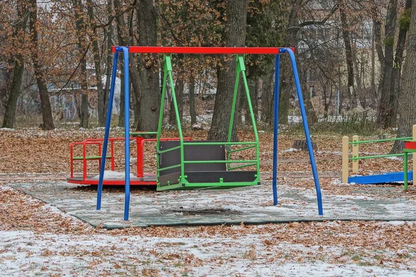 Grote Gekleurde Ijzer Schommel Speelplaats Winter Park — Stockfoto