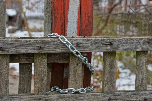 Graue Stahlkette Auf Hölzernen Zaunplatten — Stockfoto