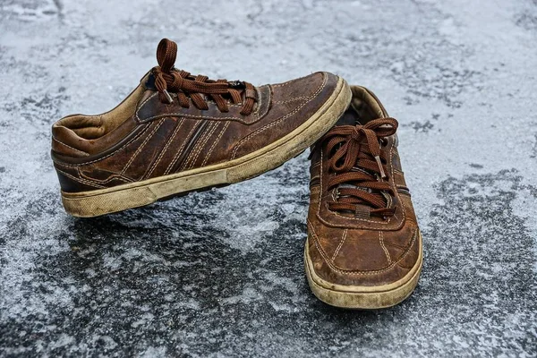 Chaussures Pour Hommes Marron Dans Cour Sur Glace — Photo