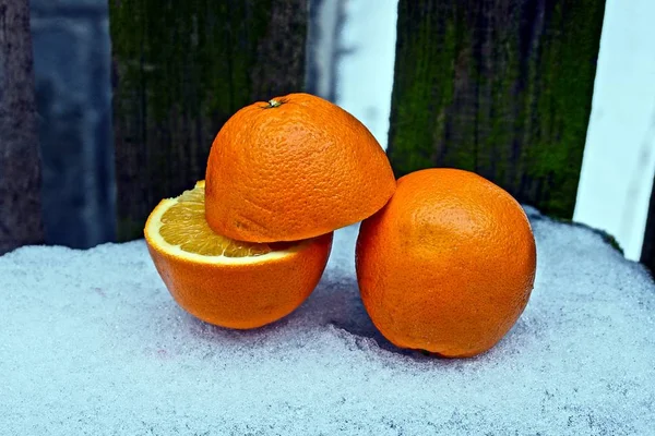 Pezzi Arancia Nel Cortile Nella Neve — Foto Stock