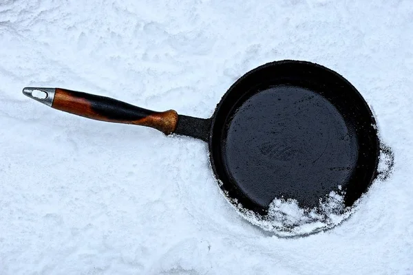 Padella Retrò Nera Piedi Cumulo Neve Bianco Sulla Strada — Foto Stock