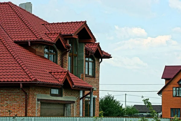 Part Brick Brick House Red Tiled Roof — Stock Photo, Image
