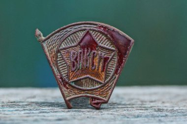 eski kırmızı eski püskü Sovyet hikaye yeşil zemin üzerine gri masada