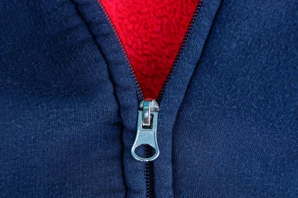 黒の赤い布のジャケットに灰色金属ファスナー — ストック写真