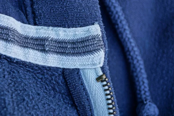 Uma Peça Roupa Feita Tecido Azul Com Costura Branca Fecho — Fotografia de Stock