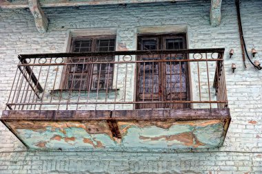 Bina yeşil tuğla duvar eski balkon