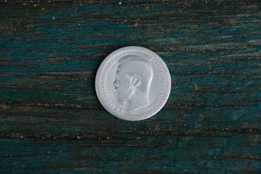 Eski bir ahşap tahta üzerinde Rus sikke gümüş