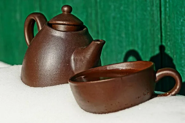 Чашка Чайник Стоять Снігу Біля Дерев Яної Стіни — стокове фото