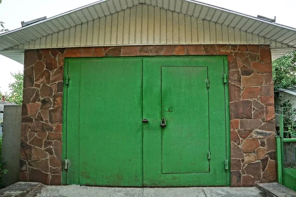 Green Iron Gates Door Padlocks Stone Building — Stock Photo, Image