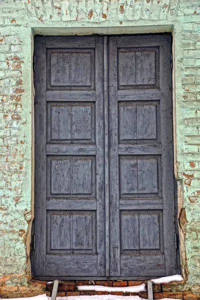 Старая Дверь Фоне Кирпичной Стены — стоковое фото