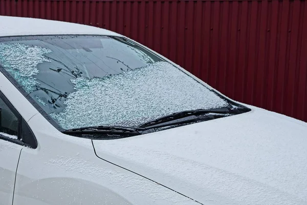 Teil Des Weißen Autos Mit Schnee Und Frost Auf Der — Stockfoto