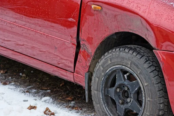 Parte Carro Vermelho Com Dente Asa Uma Roda Preta Estrada — Fotografia de Stock