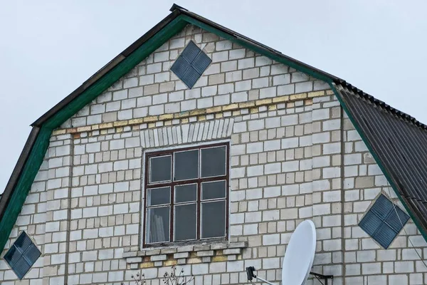 Fachada Velha Casa Tijolos Cinzentos Contra Céu — Fotografia de Stock