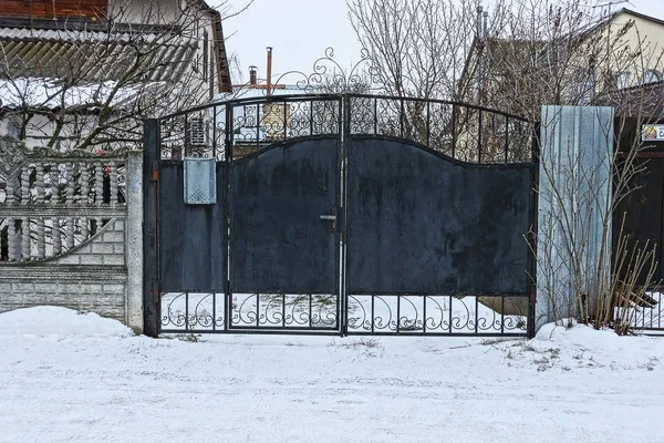 Stor Svart Metall Gates Utanför Vit Snö — Stockfoto