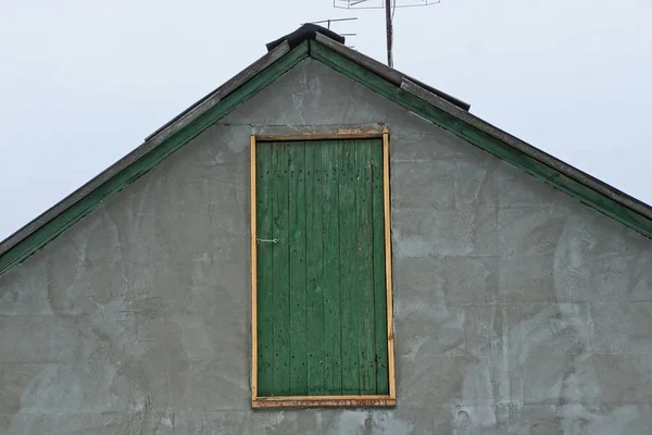 Loft Gris Granero Con Una Puerta Madera Verde Contra Cielo — Foto de Stock