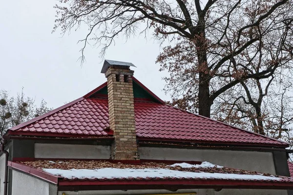 Teil Des Hauses Mit Einem Roten Ziegeldach Schnee Und Einer — Stockfoto