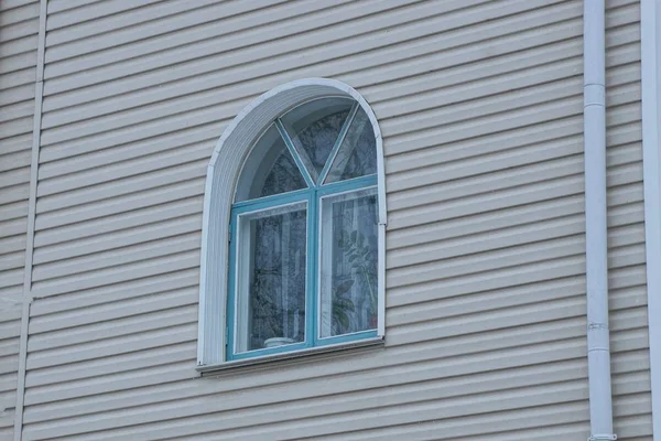 Una Pequeña Ventana Azul Una Pared Plástico Gris Edificio —  Fotos de Stock