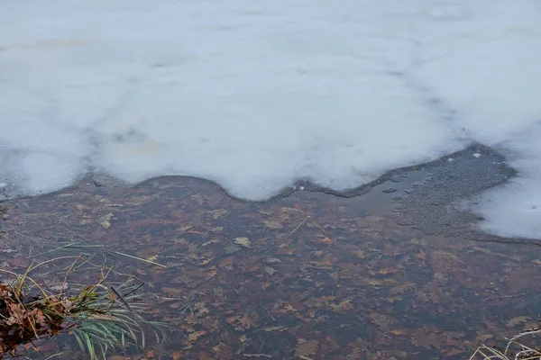 Dégeler Sur Étang Avec Eau Glace Blanche — Photo