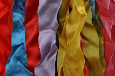 renkli kurdeleler kumaştan yapılmış bir yığın parlak arka plan