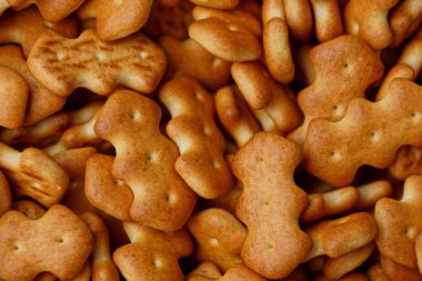 bir yığın küçük kahverengi kuru bisküvi