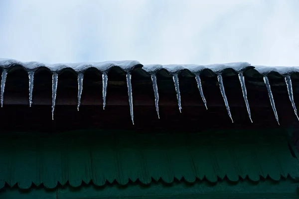 Row Icicles Roof House Green Wall — Stock Photo, Image