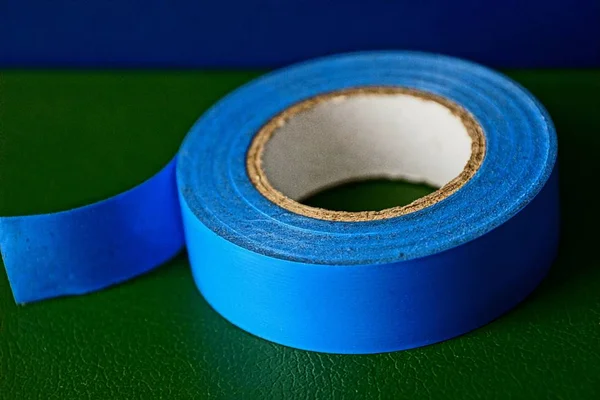 緑色の表面にテープを絶縁青工業 — ストック写真