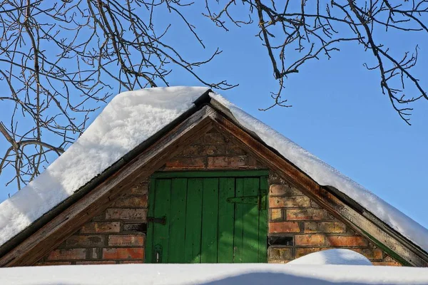 Śnieg Dachu Budynku Drzwiami Zielony — Zdjęcie stockowe