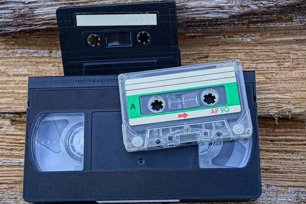 Audiocassettes Videocassettes Houten Logboeken Sneeuw — Stockfoto