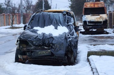 siyah araba kazasında Yakılan karda yolda sokakta duruyor