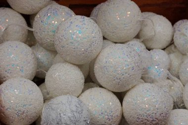 arka plan beyaz Noel topları küme