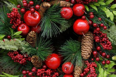 çilek ve oyuncaklar koniler iğnelerden gelen parlak renkli Noel çelenk