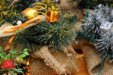 iki ahşap sepet bir Yılbaşı dekor yeşil iğne yapraklı dallar ve süs eşyaları ile kahverengi