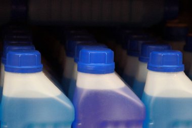 bir satır büyük kapalı beyaz plastik şişeler süpermarket raf sıvı ile