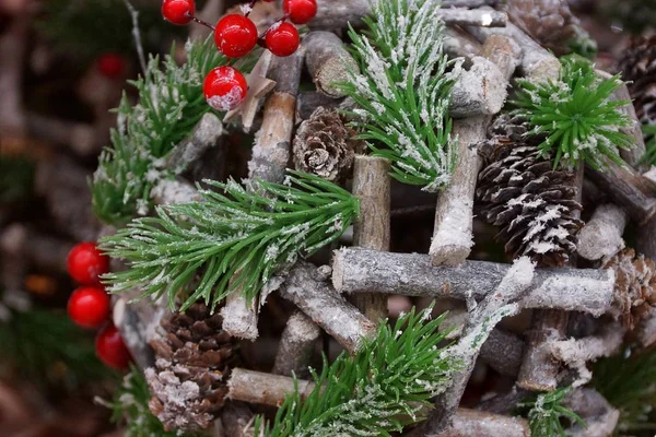 Weihnachtsdekoration Und Dekor Aus Grünen Nadeln Und Roten Beeren — Stockfoto