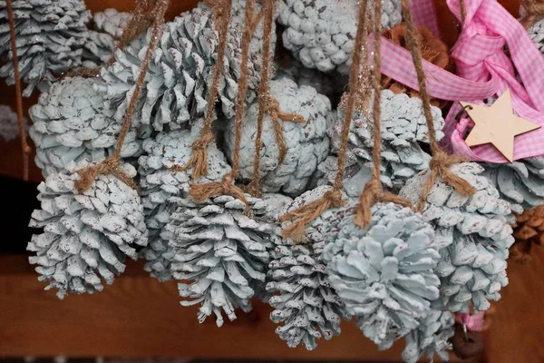 Nouvelle Décoration Année Partir Cônes Blancs Peints Sur Les Fils — Photo