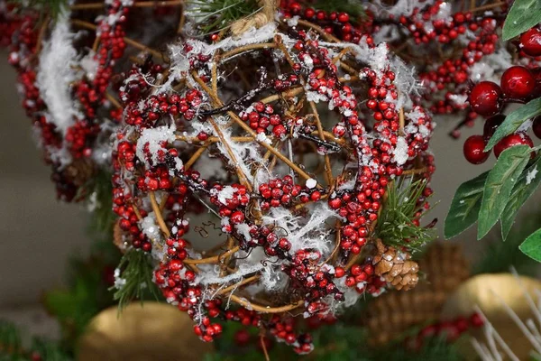 Διακόσμηση Και Διακοσμήσεις Χριστουγέννων Όμορφα Τεχνητά Κόκκινα Μούρα Και Υποκαταστημάτων — Φωτογραφία Αρχείου