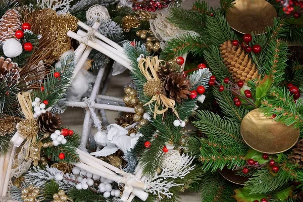 Schöne Weihnachtsdekoration Und Dekoration Aus Grünen Nadeln Und Roten Beeren — Stockfoto