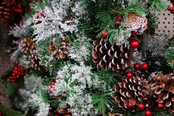 Belles Décorations Noël Décor Cônes Aiguilles Vertes Baies Rouges Dans — Photo