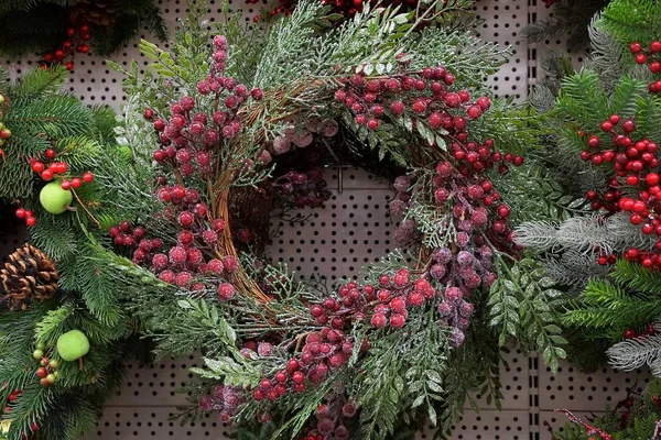 Weihnachtskranz Aus Grünen Nadeln Und Roten Beeren Der Wand — Stockfoto