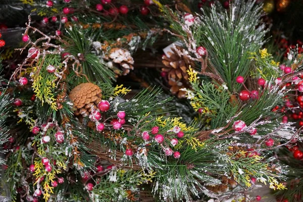 Brillante Corona Natale Colorata Dagli Aghi Coni Bacche Giocattoli — Foto Stock