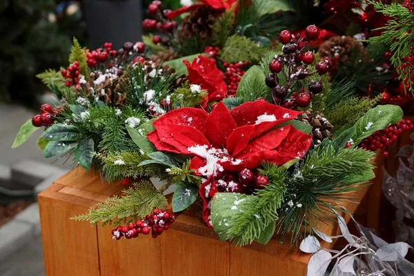 Neujahrsdekor Einem Korb Aus Grünen Nadelzweigen Roten Blättern Und Beeren — Stockfoto