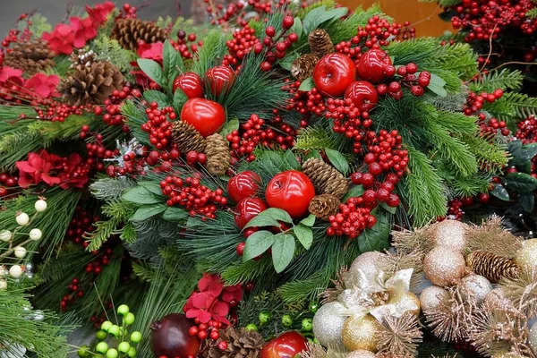 Farbiger Weihnachtskranz Aus Nadeln Von Kegeln Aus Beeren Und Spielzeug — Stockfoto