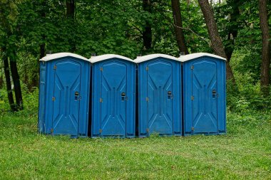 Dört bio tuvalet parkta çim