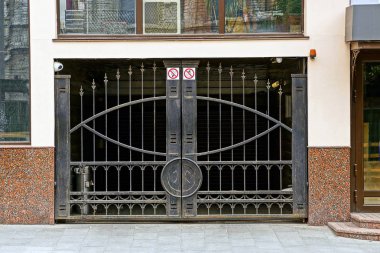 Siyah demir kapıları özel bir yüksek katlı bina