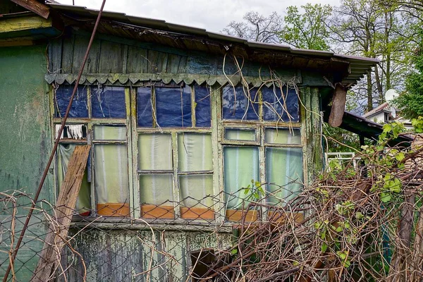 Bagian Dari Sebuah Rumah Tua Dengan Jendela Halaman — Stok Foto