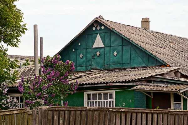 Parte Casa Detrás Cerca Con Arbusto Lila — Foto de Stock