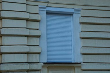 kahverengi bir beton duvar gri kör bahisler tarafından yumuk pencere