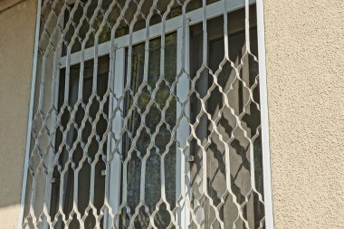 bir demir ızgara bir kahverengi binaya Duvar ile büyük bir