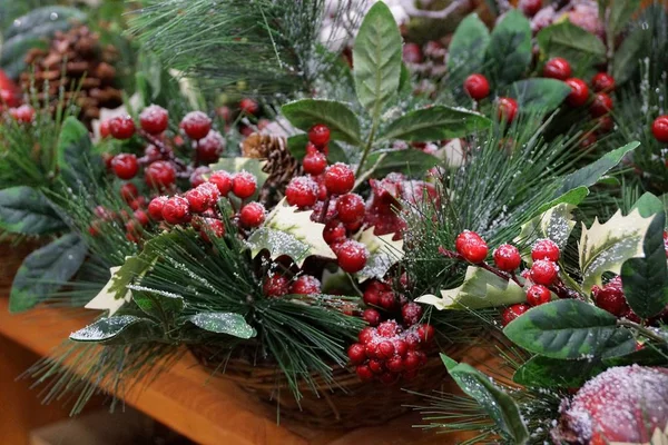 Neujahrsdekor Aus Roten Beeren Und Grünen Blättern Von Nadelzweigen Unter — Stockfoto